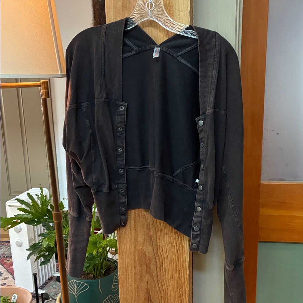 Super cute cropped Free People Movement Black Button-Up XS 💋